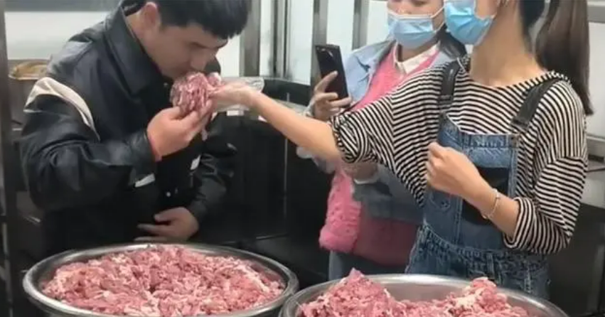 云南昆明学生食堂出现臭肉谁之过?(图1) 云南昆明学生食堂出现臭肉谁之过?(图1)